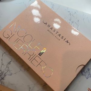 Anastasia Beverly Hills Nicole guerriero glow kit